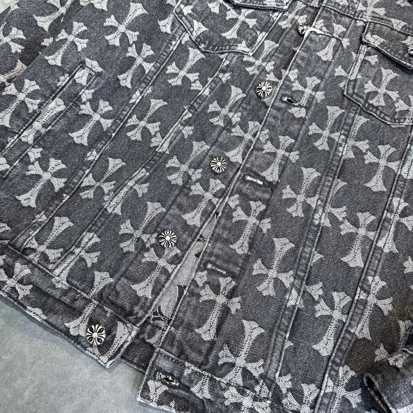P260 [Black] Chrome Hearts double-sided heavy denim jacket with LOGO jacquard and dark flowers printed all over. The same style as the Internet celebrity star. The cross-printed denim jacket has a unique cross design element and all-over printing, which is full of design. It is made of 100% denim cotton fabric with heavy coarse yarn count, which ensures a stiff and tough silhouette while being soft, comfortable and breathable. The lapel is designed with silver buttons and is full of texture. The classic white cross logo is all over the dress, making it a perfect versatile style for spring and summer! Customized jacquard fabric, you can wear it in various styles. This gender-neutral shirt is a must-have for nightclubs. It can be worn as a jacket for both men and women. It can be easily worn by both men and women! The original loose version is made of high-quality pure cotton fabrics. The fabric pattern is high-definition and delicate without burrs. It is comfortable and breathable to wear. All the buttons are molded and customized. It is casual and fashionable and can be matched with any bottoms. It can be windproof and sunproof in spring and summer. It can be worn outside in autumn and winter! Easily concave shape makes you look slimmer and taller, perfect for both men and women! Style number: Color: Black Size: S M L XL